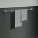 Handtuchhalter an einer Wand, zwei graue Handtücher hängen daran. Der Halter ist von Ideal Standard und hat ein schlichtes modernes Design.